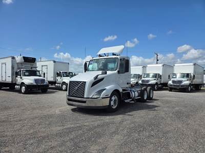 Volvo VNL64T300 Day Cab Truck - 400HP, 10 Speed Automatic