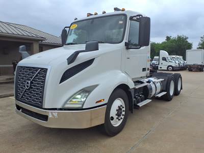 Volvo VNL64T300 Day Cab Truck - 400HP, 10 Speed Automatic