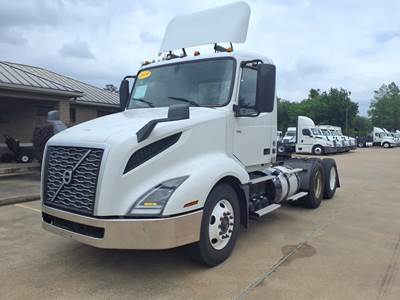 Volvo VNL64T300 Day Cab Truck - 400HP, 10 Speed Automatic