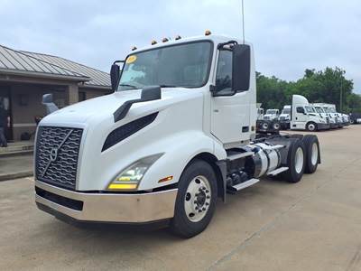 Volvo VNL64T300 Day Cab Truck - 400HP, 10 Speed Automatic