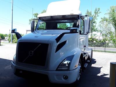 Volvo VNL64T300 Day Cab Truck - 425HP, 12 Speed Automatic