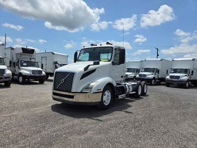 Volvo VNL64T300 Day Cab Truck - 400HP, 10 Speed Automatic