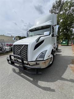Volvo VNL64T300 Day Cab Truck - 405HP, 12 Speed Automatic