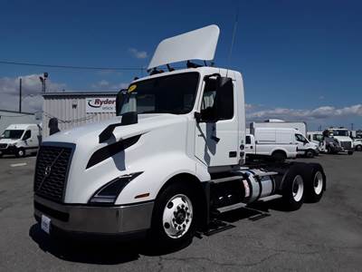 Volvo VNL64T300 Day Cab Truck - 400HP, 10 Speed Automatic