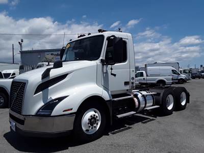 Volvo VNL64T300 Day Cab Truck - 400HP, 10 Speed Automatic