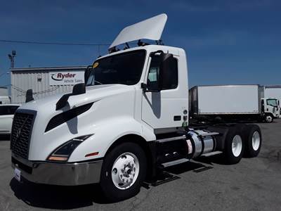 Volvo VNL64T300 Day Cab Truck - 400HP, 10 Speed Automatic