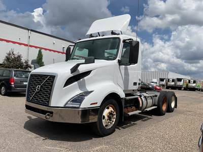 Volvo VNL64T300 Day Cab Truck - 405HP, 12 Speed Automatic