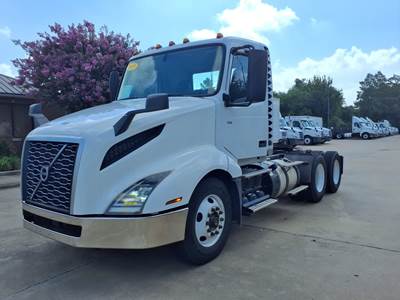 Volvo VNL64T300 Day Cab Truck - 400HP, 10 Speed Automatic