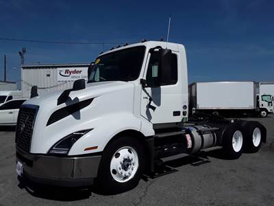 Volvo VNL64T300 Day Cab Truck - 400HP, 10 Speed Automatic