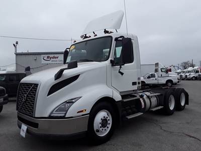 Volvo VNL64T300 Day Cab Truck - 400HP, 10 Speed Automatic