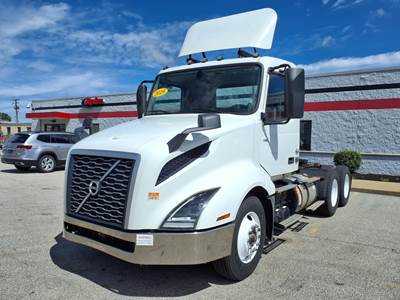 Volvo VNL64T300 Day Cab Truck - 405HP, 12 Speed Automatic