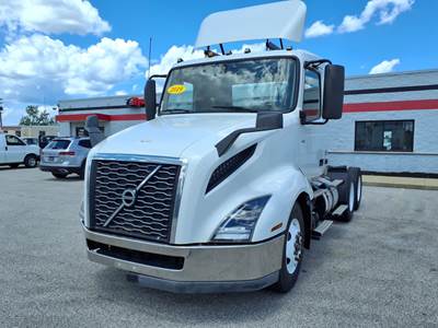 Volvo VNL64T300 Day Cab Truck - 400HP, 10 Speed Automatic