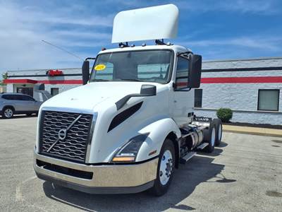 Volvo VNL64T300 Day Cab Truck - 405HP, 12 Speed Automatic
