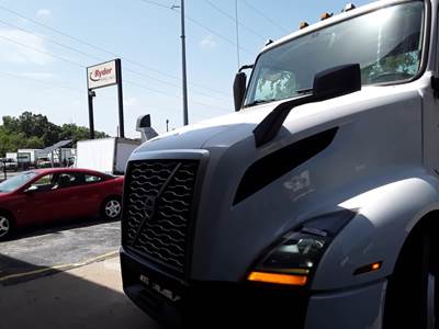 Volvo VNL64T300 Day Cab Truck - 405HP, 12 Speed Automatic