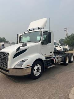 Volvo VNL64T300 Day Cab Truck - 400HP, 10 Speed Automatic
