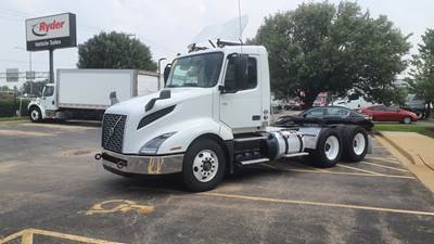 Volvo VNL64T300 Day Cab Truck - 425HP, 12 Speed Automatic