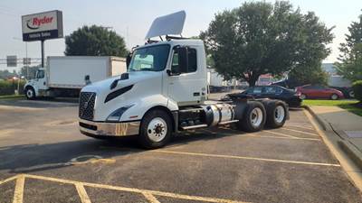 Volvo VNL64T300 Day Cab Truck - 425HP, 12 Speed Automatic