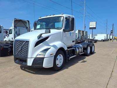 Volvo VNL64T300 Day Cab Truck - 405HP, 12 Speed Automatic