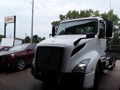 Volvo VNL64T300 Day Cab Truck - 405HP, 12 Speed Automatic