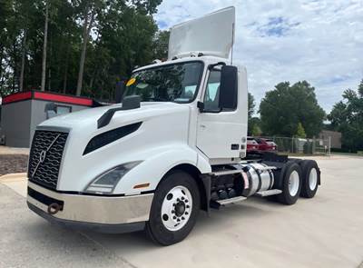 Volvo VNL64T300 Day Cab Truck - 400HP, 10 Speed Automatic