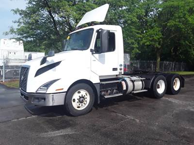 Volvo VNL64T300 Day Cab Truck - 405HP, 12 Speed Automatic