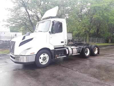 Volvo VNL64T300 Day Cab Truck - 405HP, 12 Speed Automatic