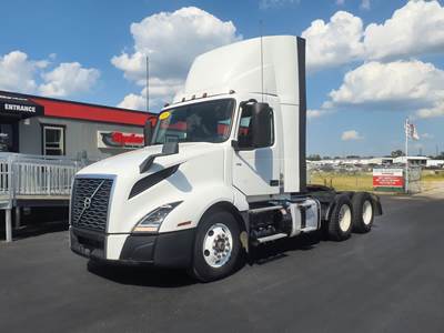 Volvo VNL64T300 Day Cab Truck - 405HP, 12 Speed Automatic