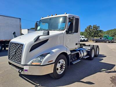 Volvo VNL64T300 Day Cab Truck - 400HP, 10 Speed Automatic