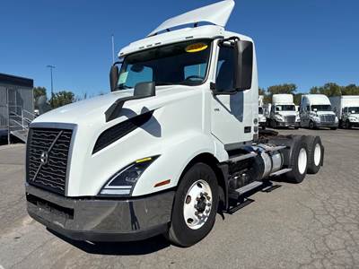 Volvo VNL64T300 Day Cab Truck - 425HP, 12 Speed Automatic