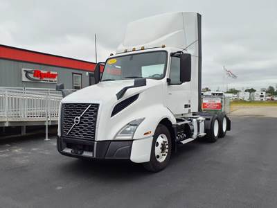 Volvo VNL64T300 Day Cab Truck - 405HP, 12 Speed Automatic