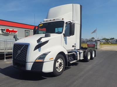 Volvo VNL64T300 Day Cab Truck - 405HP, 12 Speed Automatic