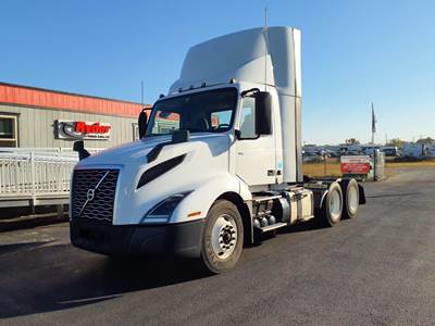 Volvo VNL64T300 Day Cab Truck - 405HP, 12 Speed Automatic