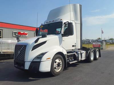 Volvo VNL64T300 Day Cab Truck - 405HP, 12 Speed Automatic
