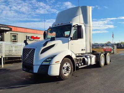 Volvo VNL64T300 Day Cab Truck - 405HP, 12 Speed Automatic