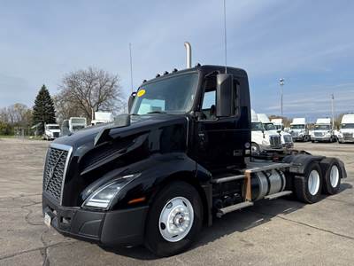 Volvo VNL64T300 Day Cab Truck - 405HP, 12 Speed Automatic