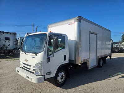 Chevrolet 4500HD 18 ft Box Truck - 297HP, 6 Speed Automatic, Roll up Door, Liftgate
