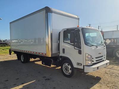 Chevrolet LCF5500HD 18 ft Box Truck - 215HP, 6 Speed Automatic, Roll up Door, Liftgate
