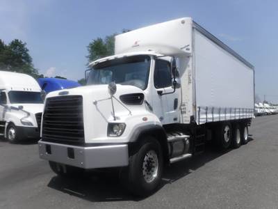 Freightliner 108SD 25 ft Box Truck - 370HP, 6 Speed Automatic, Swing Door