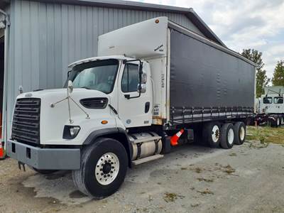 Freightliner 108SD 25 ft Box Truck - 370HP, 6 Speed Automatic, Swing Door