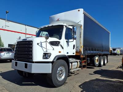 Freightliner 108SD 25 ft Box Truck - 370HP, 6 Speed Automatic, Swing Door