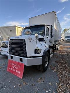Freightliner 108SD 25 ft Box Truck - 370HP, 6 Speed Automatic, Swing Door