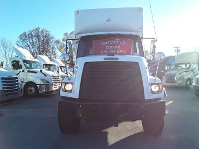 Freightliner 108SD 26 ft Box Truck - 370HP, 6 Speed Automatic, Swing Door
