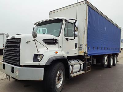 Freightliner 108SD 26 ft Box Truck - 370HP, 6 Speed Automatic, Swing Door