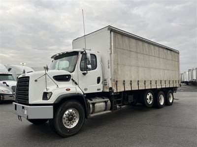 Freightliner 108SD 25 ft Box Truck - 370HP, 6 Speed Automatic, Swing Door