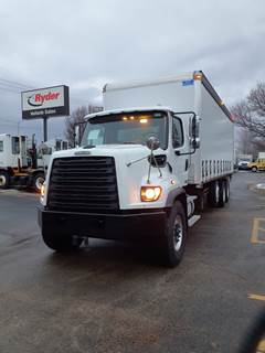 Freightliner 108SD 26 ft Box Truck - 370HP, 5 Speed Automatic, Swing Door
