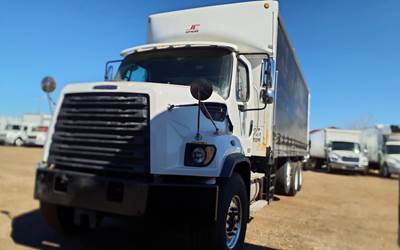 Freightliner 108SD 26 ft Box Truck - 370HP, 6 Speed Automatic, Swing Door