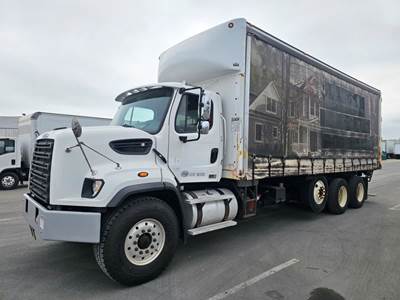 Freightliner 108SD 25 ft Box Truck - 380HP, 8 Speed Manual, Swing Door