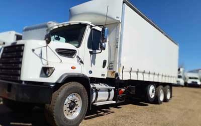 Freightliner 108SD 26 ft Box Truck - 370HP, 6 Speed Automatic, Swing Door