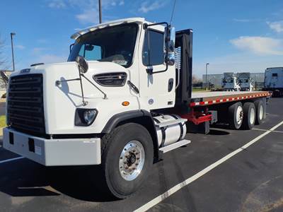 Freightliner 108SD 26 ft Box Truck - 370HP, 6 Speed Automatic