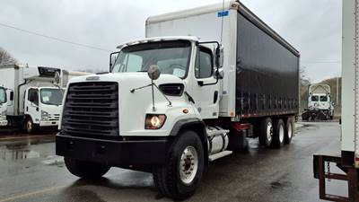 Freightliner 108SD 25 ft Box Truck - 370HP, 5 Speed Automatic, Swing Door